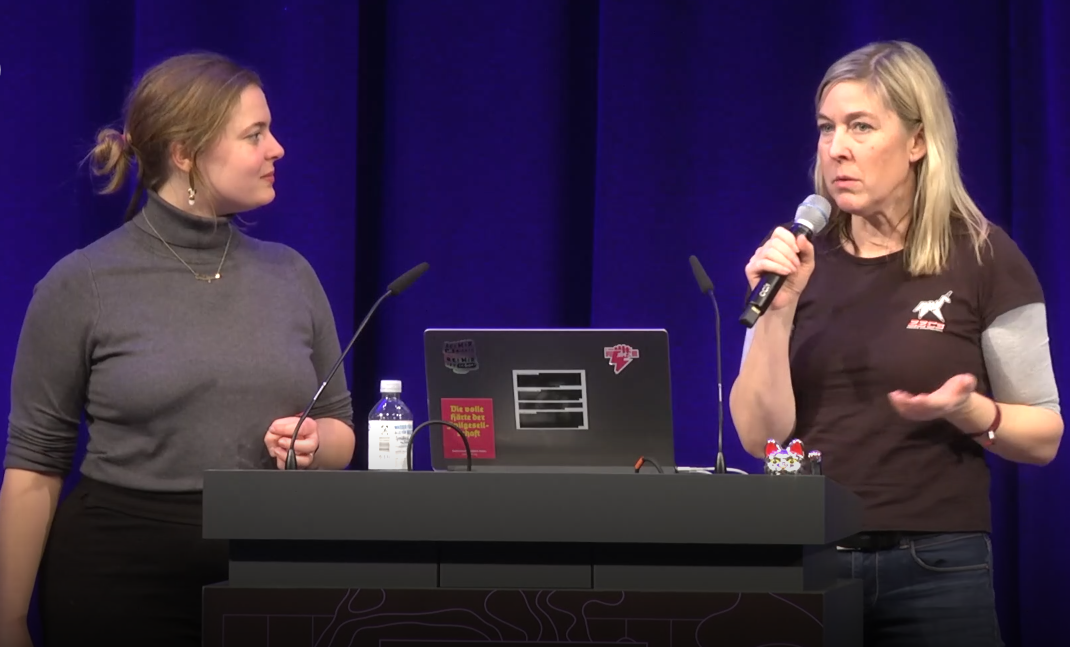 Video-Still aus dem Video-Mitschnitt: Constanze und Friederike auf der Bühne.