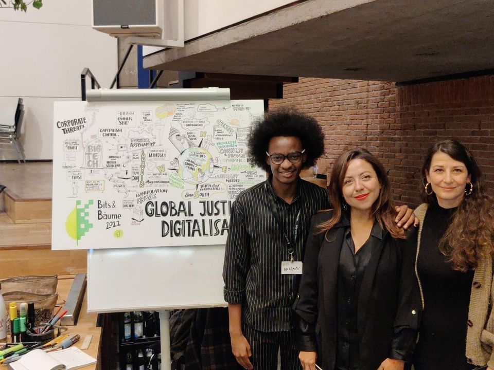Gabriel Karasan, Renate Avilia and Geraldine de Bastion standing in Front of a live-illustration. Picture André