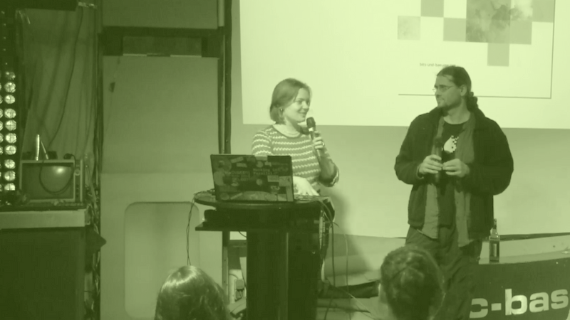 Video-Still aus dem Mitschnitt: Rike und Rainer auf der Bühne der C-Base.