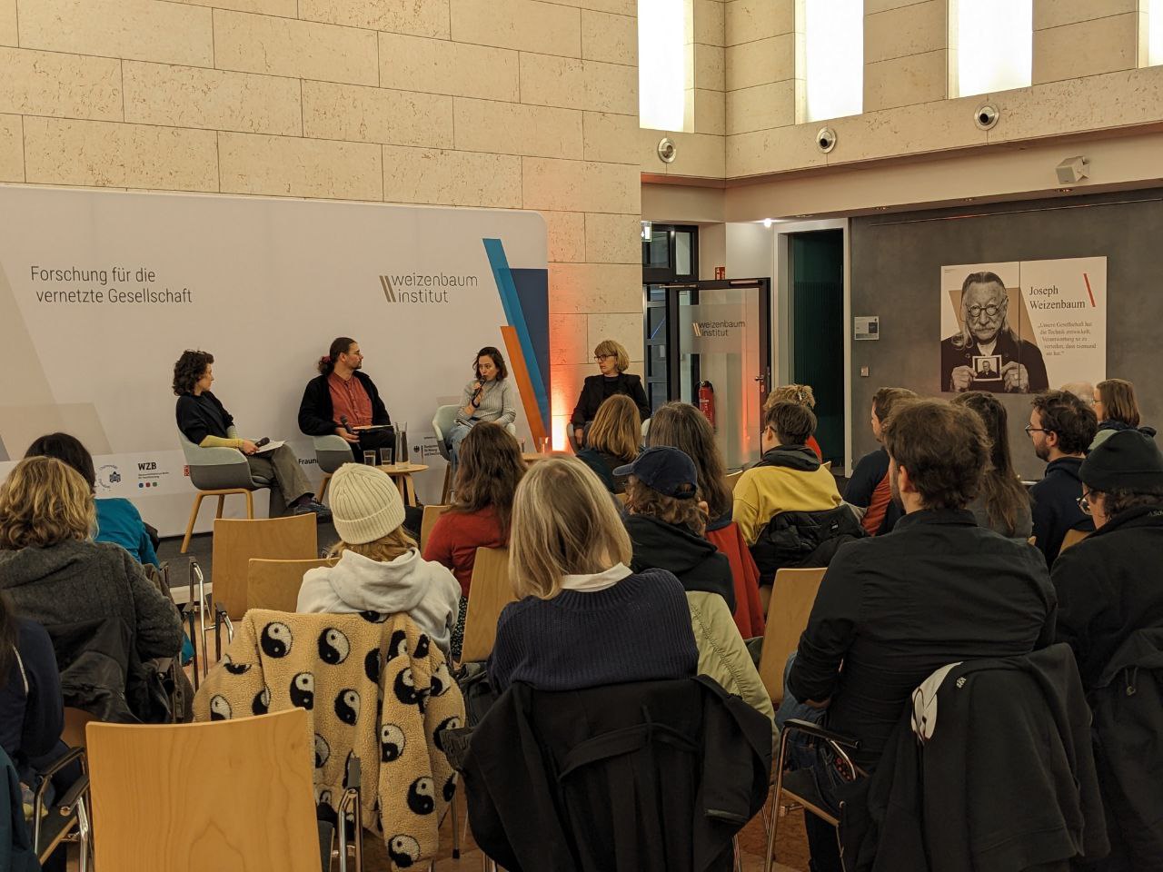 Politisches Kamingespräch mir Katrin Fritsch (vl), Rainer Rehak, Johanna Graf und Friederike von Franqué