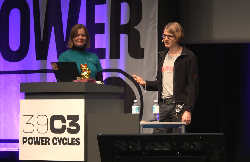 Video-Still aus dem Video-Mitschnitt: Friederike Hildebrandt und Moritz Leiner auf der Bühne.